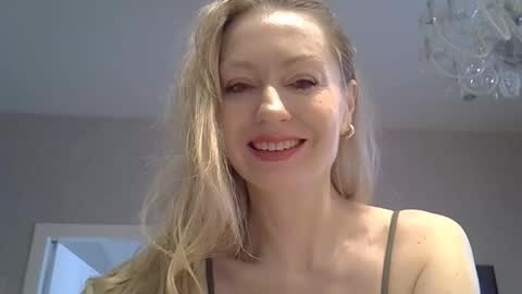 Snapshot of zarinaswift chatting on 04/09/26, 04:45 Zarina Swift online show from 04/09/26, 04:45