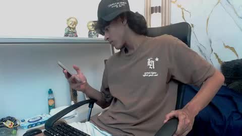 Snapshot of zayn_fox32 chatting on 04/21/26, 01:42 Zayn online show from 04/21/26, 01:42