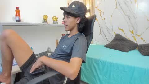 Snapshot of zayn_fox32 chatting on 04/27/26, 07:23 Zayn online show from 04/27/26, 07:23