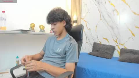 Snapshot of zayn_fox32 chatting on 04/29/26, 07:20 Zayn online show from 04/29/26, 07:20