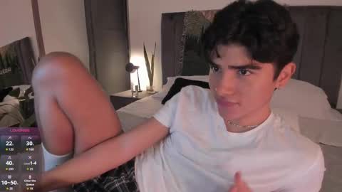 Snapshot of zayotto chatting on 11/22/25, 07:29 Hii im Zay. I save money for education. PVT Open. online show from 11/22/25, 07:29