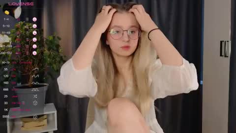 Avi online show from 09/15/25, 01:22