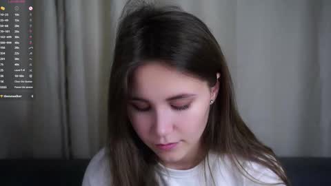 Snapshot of zeldaes chatting on 11/11/25, 11:49 Emilia online show from 11/11/25, 11:49