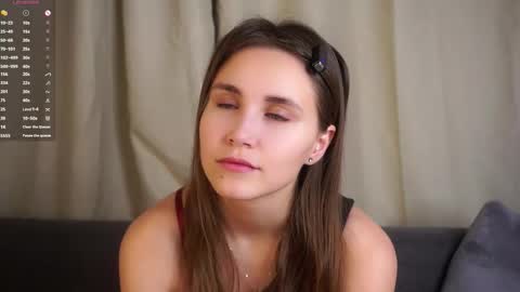 Snapshot of zeldaes chatting on 11/17/25, 01:22 Emilia online show from 11/17/25, 01:22