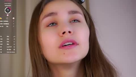 Snapshot of zeldaes chatting on 12/17/25, 11:33 Emilia online show from 12/17/25, 11:33