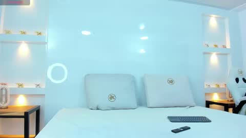 Snapshot of zenda_evans chatting on 02/14/25, 04:04 Zenda Evans online show from 02/14/25, 04:04