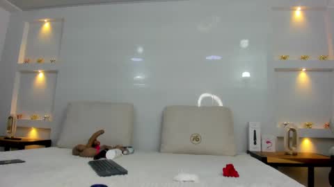 Snapshot of zenda_evans chatting on 09/25/25, 04:27 Zenda Evans online show from 09/25/25, 04:27