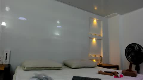 Snapshot of zenda_evans chatting on 10/02/25, 04:08 Zenda Evans online show from 10/02/25, 04:08