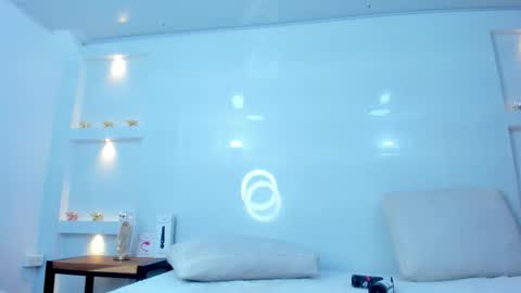 Snapshot of zenda_evans chatting on 12/15/25, 04:06 Zenda Evans online show from 12/15/25, 04:06