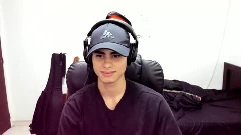 Snapshot of zenhzu chatting on 12/17/25, 04:29 zenzhu online show from 12/17/25, 04:29