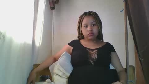 Snapshot of zenicee chatting on 12/05/25, 12:14 zenicee online show from 12/05/25, 12:14