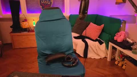 zesty_peach online show from 06/08/26, 01:39