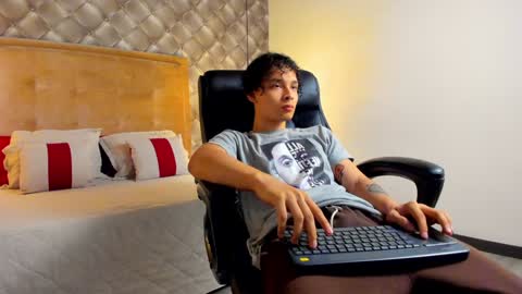 zeus online show from 01/07/25, 07:06