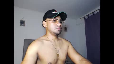 Snapshot of zeussexyhot chatting on 05/19/26, 05:03 zeussexyhot online show from 05/19/26, 05:03