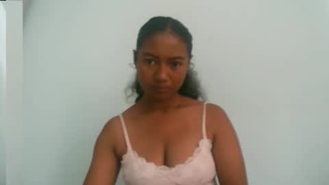 Snapshot of zina479102 chatting on 03/06/26, 05:48 elly online show from 03/06/26, 05:48