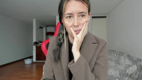 Snapshot of zoe_jeane_beker chatting on 04/22/26, 09:05 ZOE online show from 04/22/26, 09:05