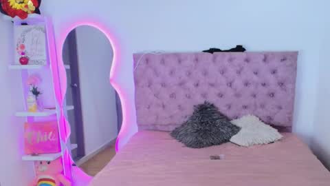 zoe_kravitx_ online show from 02/11/26, 03:22