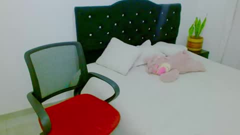 Snapshot of zoe_sexy69 chatting on 11/14/25, 11:24 ZOE online show from 11/14/25, 11:24