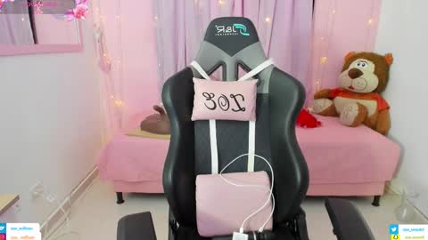 zoe_sullivan_ online show from 11/08/25, 09:42