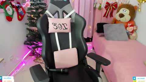 zoe_sullivan_ online show from 11/18/25, 09:58