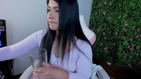 Snapshot of zoe_wattson chatting on 12/18/24, 02:42 Zoe online show from 12/18/24, 02:42