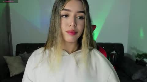 Snapshot of zoee_jackson chatting on 11/07/25, 02:22 zoee jackson online show from 11/07/25, 02:22