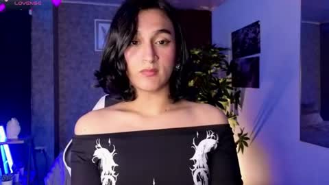 Snapshot of zoee_kiss_ chatting on 06/18/26, 06:02 ZOE online show from 06/18/26, 06:02