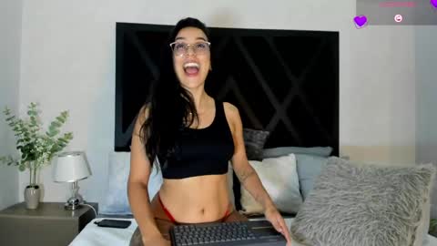 Snapshot of zoee_martins_ chatting on 06/05/26, 05:51 Zoe 3 online show from 06/05/26, 05:51
