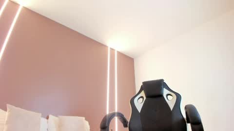 Snapshot of zoee_zi chatting on 04/17/26, 08:34 zoee_zi online show from 04/17/26, 08:34