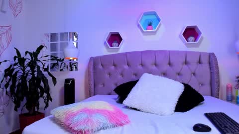 Snapshot of zoehilton chatting on 01/14/25, 03:57 Zoe online show from 01/14/25, 03:57