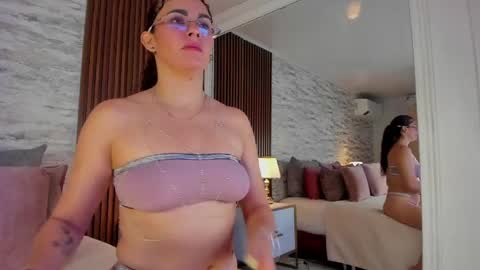 Snapshot of zoehiltonx chatting on 05/30/26, 01:30 zoehiltonx online show from 05/30/26, 01:30
