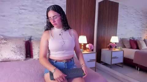 Snapshot of zoehiltonx chatting on 07/18/26, 01:37 zoehiltonx online show from 07/18/26, 01:37