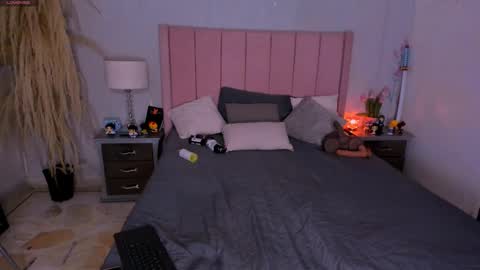 CuteZoe online show from 10/27/25, 01:59