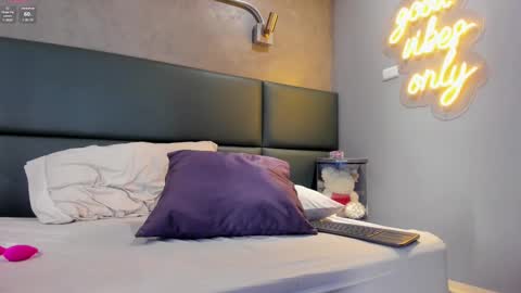 Snapshot of zoemonroee_ chatting on 02/08/25, 01:11 Zoe online show from 02/08/25, 01:11