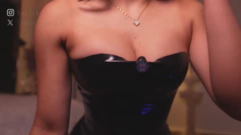 zoevidal_ online show from 03/11/26, 12:22