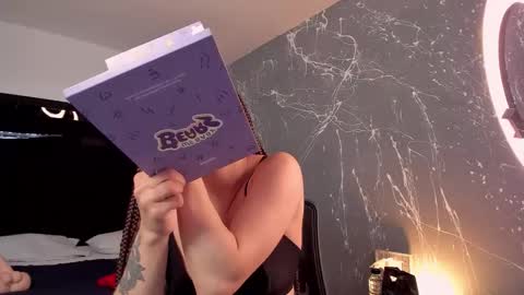 Snapshot of zoewestt chatting on 10/04/25, 01:20 Zoe online show from 10/04/25, 01:20