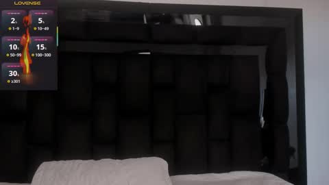 Snapshot of zoewestt chatting on 10/15/25, 01:33 Zoe online show from 10/15/25, 01:33