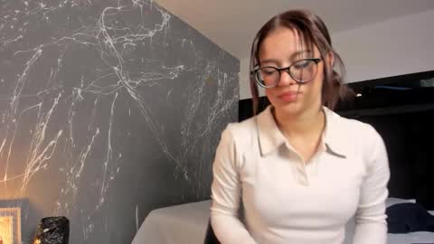 Snapshot of zoewestt chatting on 10/20/25, 01:11 Zoe online show from 10/20/25, 01:11