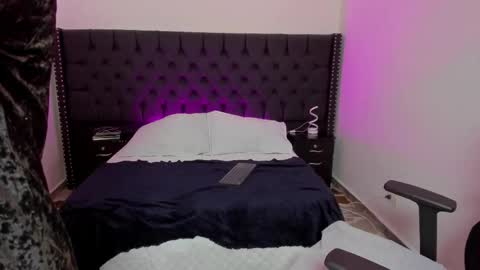 Snapshot of zoewestt chatting on 11/28/25, 01:47 Zoe online show from 11/28/25, 01:47