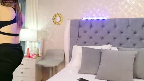 Snapshot of zoewilliis chatting on 04/26/26, 11:30 ZoeWilliis online show from 04/26/26, 11:30