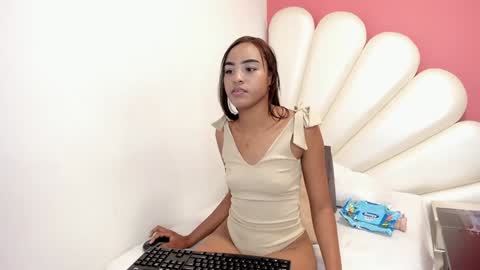 Snapshot of zoey_donovan_ chatting on 01/15/25, 09:20 Zoe online show from 01/15/25, 09:20