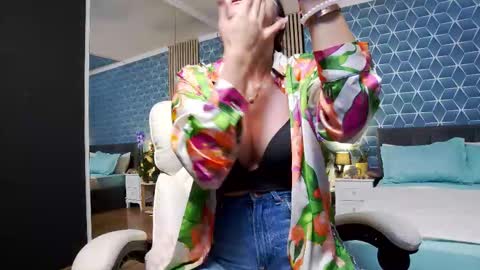 Zoey online show from 10/19/25, 04:40