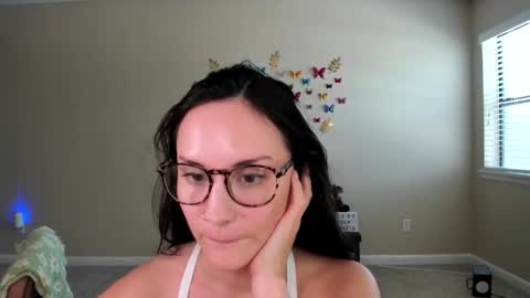 Snapshot of zoiebutterfly chatting on 09/13/25, 10:31 Zoie online show from 09/13/25, 10:31