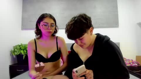 Snapshot of zooble_28 chatting on 07/11/26, 02:20 Nick And Mia online show from 07/11/26, 02:20