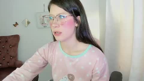 Snapshot of zooeybelair chatting on 06/24/26, 12:04 Alicie online show from 06/24/26, 12:04