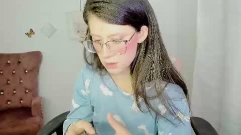 Snapshot of zooeybelair chatting on 07/10/26, 04:28 Alicie online show from 07/10/26, 04:28