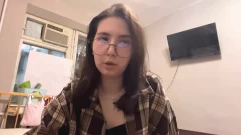 Snapshot of zoraidamorini chatting on 11/13/25, 10:36 Hello My name is Lia im new model here and welcome to little world online show from 11/13/25, 10:36