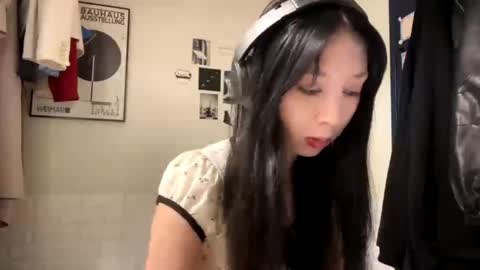 Snapshot of zulaedds chatting on 04/20/26, 10:40 Mei online show from 04/20/26, 10:40