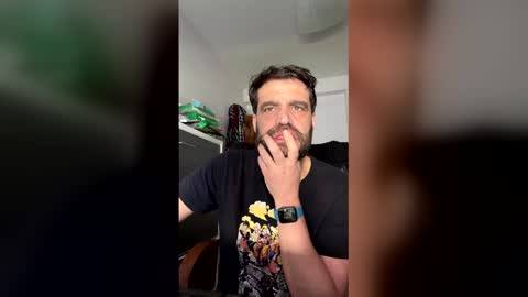 Snapshot of zurdineno chatting on 04/15/26, 10:44 zurdineno online show from 04/15/26, 10:44