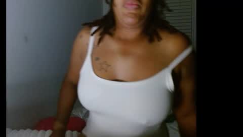 Snapshot of zuriluxe45 chatting on 09/16/25, 09:21 zuriluxe45 online show from 09/16/25, 09:21